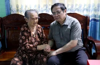 Thủ tướng kiểm tra công tác huấn luyện của Trung đoàn Không quân 937 tại sân bay Thành Sơn