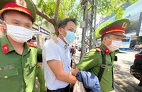 Chùm ảnh: Công an khám xét, thu giữ nhiều thùng tài liệu tại CDC Khánh Hòa