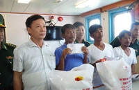 Tàu Cảnh sát biển 7011 đã đưa 4 ngư dân Bình Thuận vào đất liền an toàn