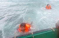Tàu Trường Sa 12 cứu 4 ngư dân tàu cá Bình Định mắc cạn trên biển
