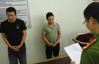 2 'ma men' chạy xe không đội mũ bảo hiểm còn ném đá vào công an 