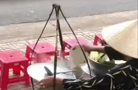 Xử phạt người phụ nữ đổ thức ăn thừa vào nồi nước lèo 2,5 triệu đồng