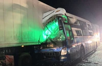 Xe khách tông vào đuôi container, 2 người tử vong