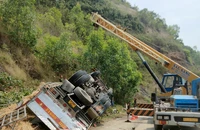 Xe tải chở dưa lật vào vách núi, 4 người chết, 5 người bị thương