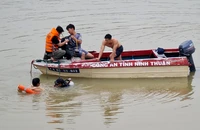 1 phụ nữ chèo thuyền ra giữa dòng rồi nhảy xuống sông Dinh