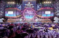Người dân đội mưa xem bế mạc Festival Biển Nha Trang