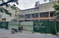 Bị dừng giao dịch đất vì xây tường rào không phép