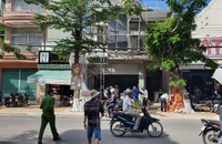 1 phụ hồ bị điện giật rơi từ trên giàn giáo xuống đất tử vong