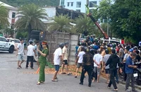 Bắt tạm giam tài xế trong vụ lật xe đè chết 3 người ở Quy Nhơn