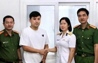Nam du khách nước ngoài vui mừng khi được trả lại 80 triệu đồng đánh rơi
