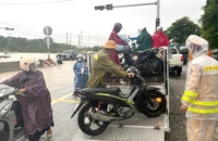Quốc lộ 1 ngập nặng, CSGT Khánh Hòa điều xe tải chở xe máy qua điểm ngập