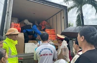 CSGT Khánh Hòa mang hàng nghìn phần thực phẩm vào rốn lũ
