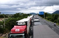 Hàng ngàn ô tô ùn tắc kéo dài hơn 30 km trước hầm Cổ Mã
