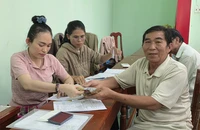 Người dân vùng dự án điện hạt nhân Ninh Thuận 1 nhận tiền hỗ trợ di dời mồ mả
