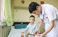 Mắc hội chứng lạ, bé 3 tuổi liệt hai chân sau giấc ngủ trưa