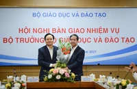 Nguyên bộ trưởng Bộ GD&ĐT Phùng Xuân Nhạ bàn giao nhiệm vụ