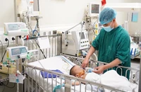 Bé 20 tháng tuổi nguy kịch vì mẹ đắp thuốc lá vào bộ phận sinh dục trị nhọt