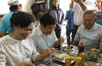 Vợ chồng ông Tư Sang ăn cơm 2.000 đồng cùng người nghèo