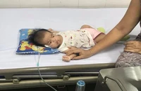 Thót tim cứu bé gái 2 tháng tuổi tím tái do sặc sữa