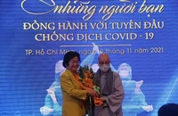 Quỹ Học bổng Vừ A Dính tri ân những người đồng hành tuyến đầu chống dịch