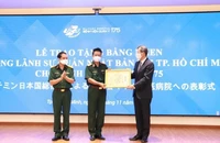 Tổng Lãnh sự quán Nhật Bản tặng bằng khen cho Bệnh viện Quân y 175 