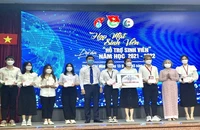 Quỹ học bổng Vừ A Dính đã tiếp sức cho 296 sinh viên nghèo