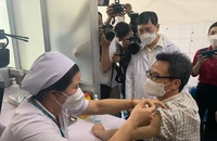 Phó Thủ tướng Vũ Đức Đam tiêm mũi 4 vaccine COVID-19 tại TP.HCM