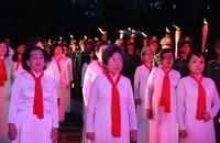 Xúc động lễ thắp nến tri ân anh hùng liệt sĩ ở Nghĩa trang Hàng Dương