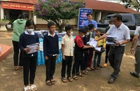 Đem áo mới đến với học trò vùng cao tỉnh Lâm Đồng