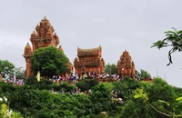Những hình ảnh đặc sắc lễ rước y trang lên tháp Chăm 
