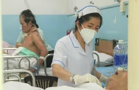 Các y bác sĩ đóng vai trò như người nhà chăm sóc ca bệnh vô danh. Ảnh: THẢO PHƯƠNG
