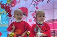 Bệnh nhi ung thư háo hức lựa áo dài diện Tết 
