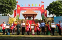 Ông Ngô Minh Châu, Phó Chủ tịch UBND TP.HCM và ông Trần Hoàng Danh, Bí thư Quận ủy trao Quyết định của Thủ tướng Chính phủ về công nhận phường An toàn khu cho đại diện 3 phường quận 12