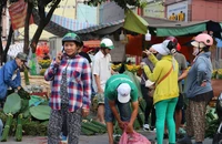 Chợ lá dong tấp nập vào buổi chiều 