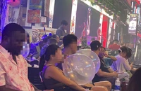Giới trẻ thản nhiên sử dụng 'bóng cười' ở phố đêm Bùi Viện