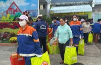 TP.HCM: Trao quà Tết nghĩa tình cho hơn 300 nữ công nhân vệ sinh môi trường