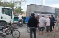 1 phụ xe tải bị nhóm người vây đánh trên đường ở Hóc Môn