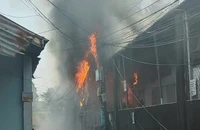 Cháy cáp viễn thông lan sang dãy nhà trọ ở TP Thủ Đức làm 2 người bị thương