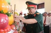 TP.HCM: Đoàn công tác Bộ Quốc phòng dâng hương, thăm gia đình chính sách tiêu biểu