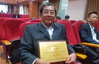 Ông Hồ Quang Cua cùng gạo ST25 đoạt giải gạo ngon nhất thế giới năm 2019. Ảnh AN HIỀN