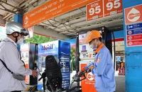 Muốn kiềm chế lạm phát thì phải hạ giá xăng dầu 
