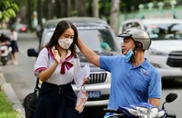 Những cái ôm, lời động viên ngọt ngào giúp tuổi 18 vững vàng hơn 