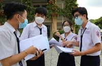 Đề văn quen thuộc, đề toán phân hóa cao 