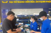 Người dân thoải mái mua hàng giảm giá dịp 2-9 