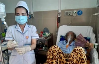 Điều dưỡng gồng gánh trăm công ngàn việc 