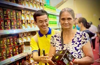 Siêu thị mini 0 đồng ấm lòng người nghèo ngày cận tết 