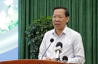 Chủ tịch UBND TP.HCM: Tìm cách tăng thu nhập cho cán bộ 