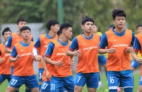 HLV Troussier đau đầu với hàng công ở nước ngoài 