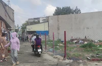 Dân khổ vì hàng rào xây dựng lấn chiếm hẻm 