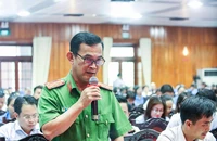 Đại tá Phạm Minh Tâm, Phó Giám đốc công an tỉnh, đối thoại với công nhân lao động